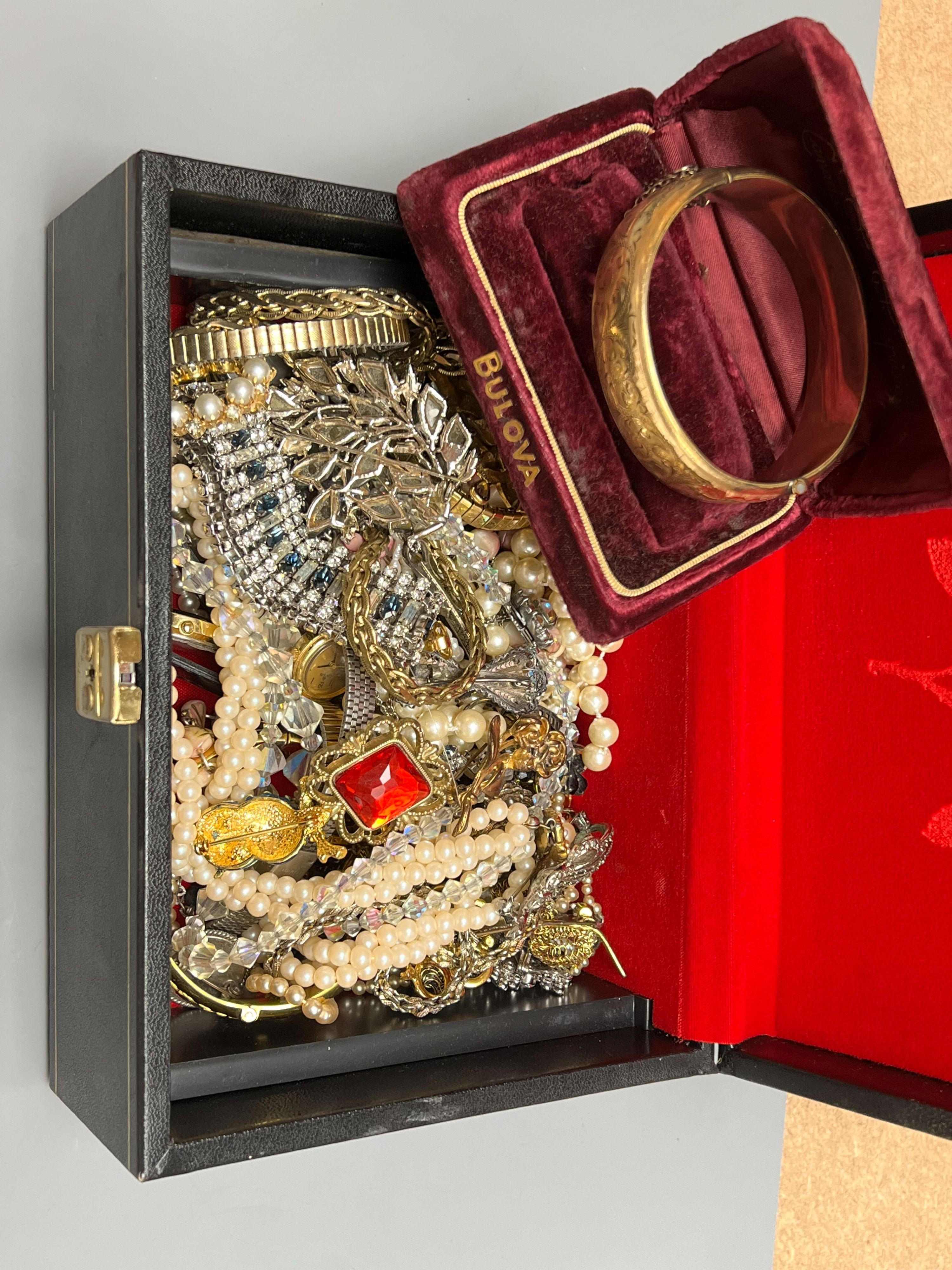 Assorted costume jewellery.